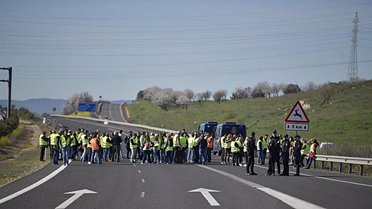 El campo escenifica su protesta en Ciudad Real con cortes de vías y llama a sumar fuerzas el lunes