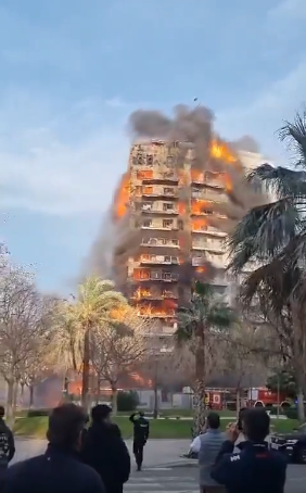 El incendio que devora un edificio de 14 plantas en Valencia, en imágenes