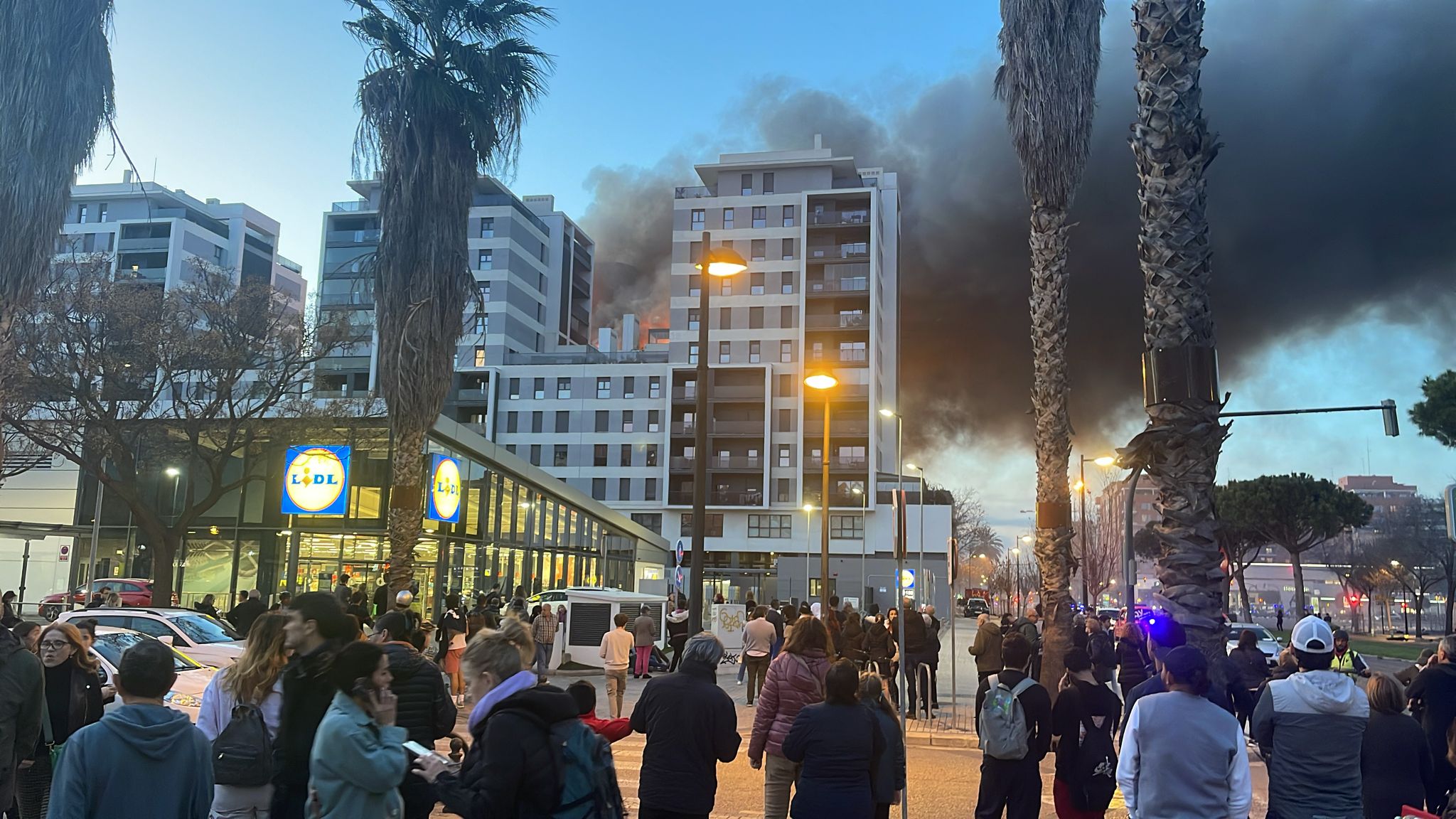 El incendio que devora un edificio de 14 plantas en Valencia, en imágenes