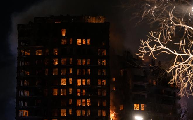 El edificio en llamas