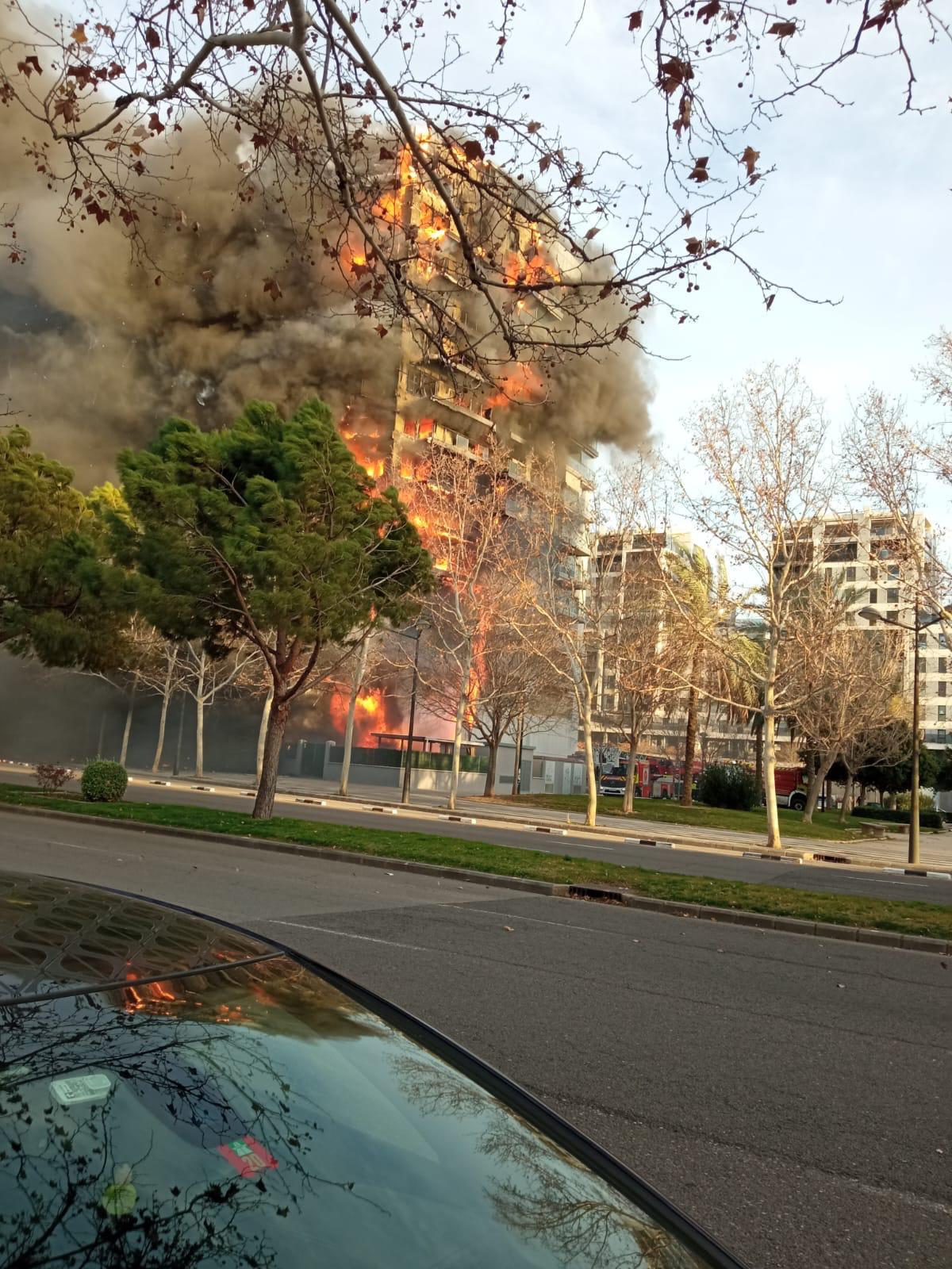 El edificio incendiado.