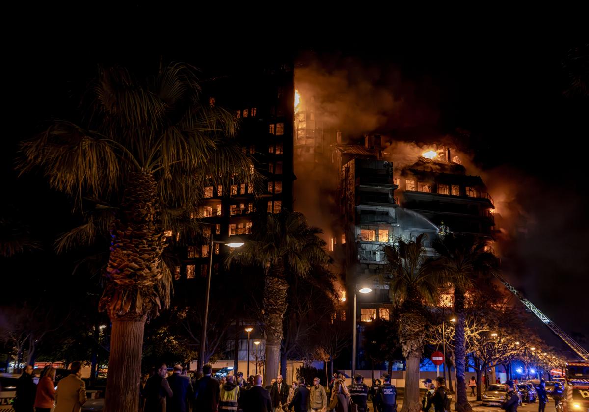 El edificio en llamas
