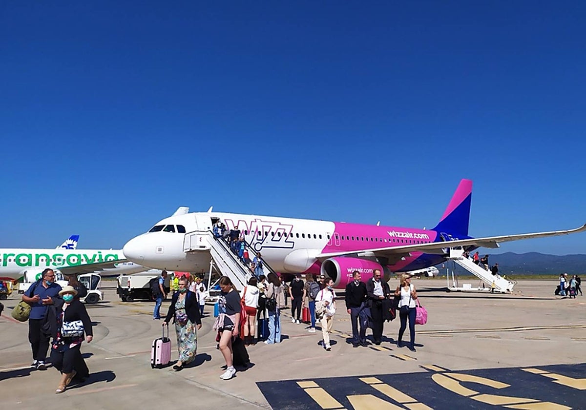 Pasajeros descienden de un avión en el aeropuerto de Castellón.