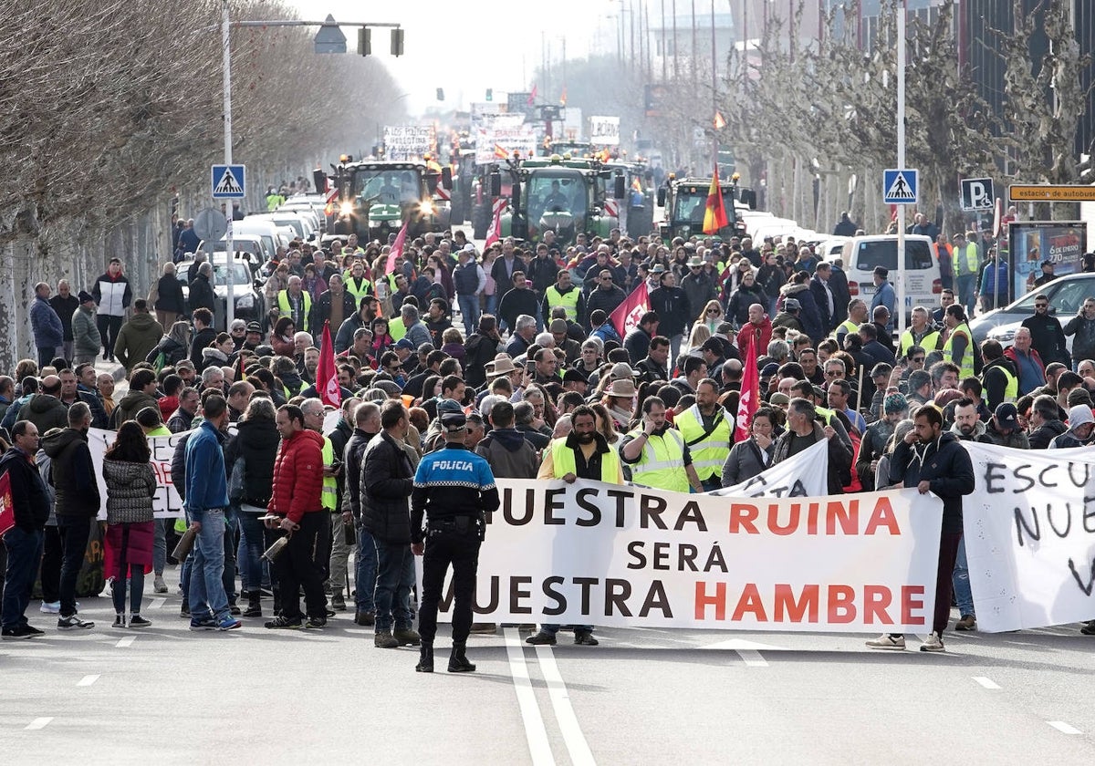 Manifestación de agricultores y ganaderos por las calles de León