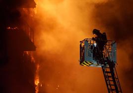 Bombero experto en incendios en grandes alturas: «No es habitual que el fuego se expanda tan rápido»