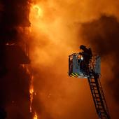 Un experto en incendios en grandes alturas: «No es habitual que se expanda tan rápido»