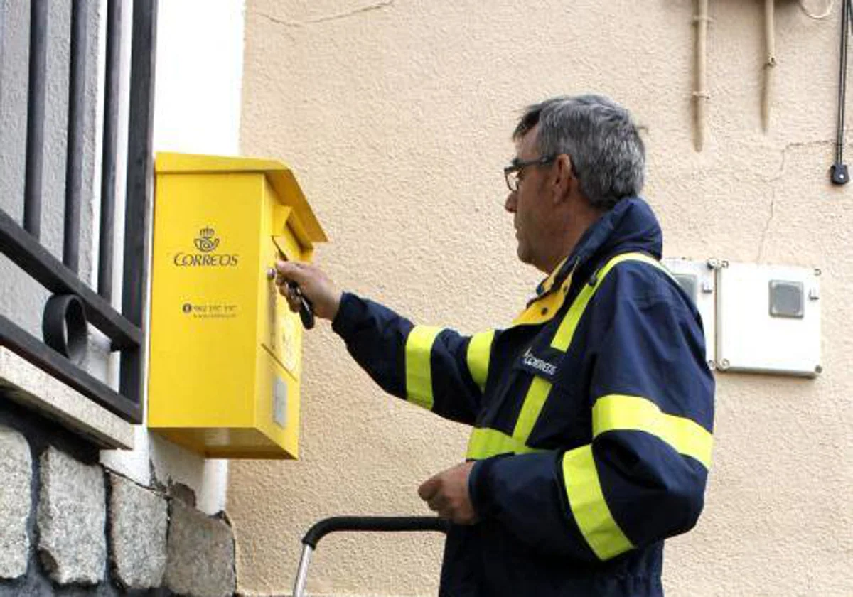 Imagen de archivo de un trabajador de Correos en sus labores de reparto en un pueblo