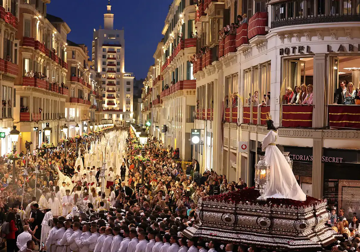 El Cautivo a su paso frente al Hotel Larios de Málaga