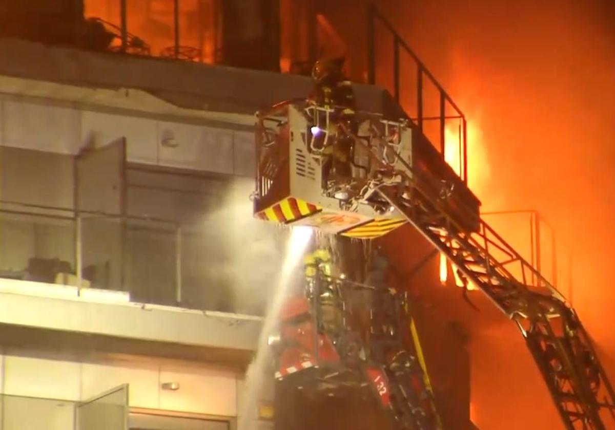 Los dos atrapados en el balcón del incendio de Valencia, rescatados por los bomberos