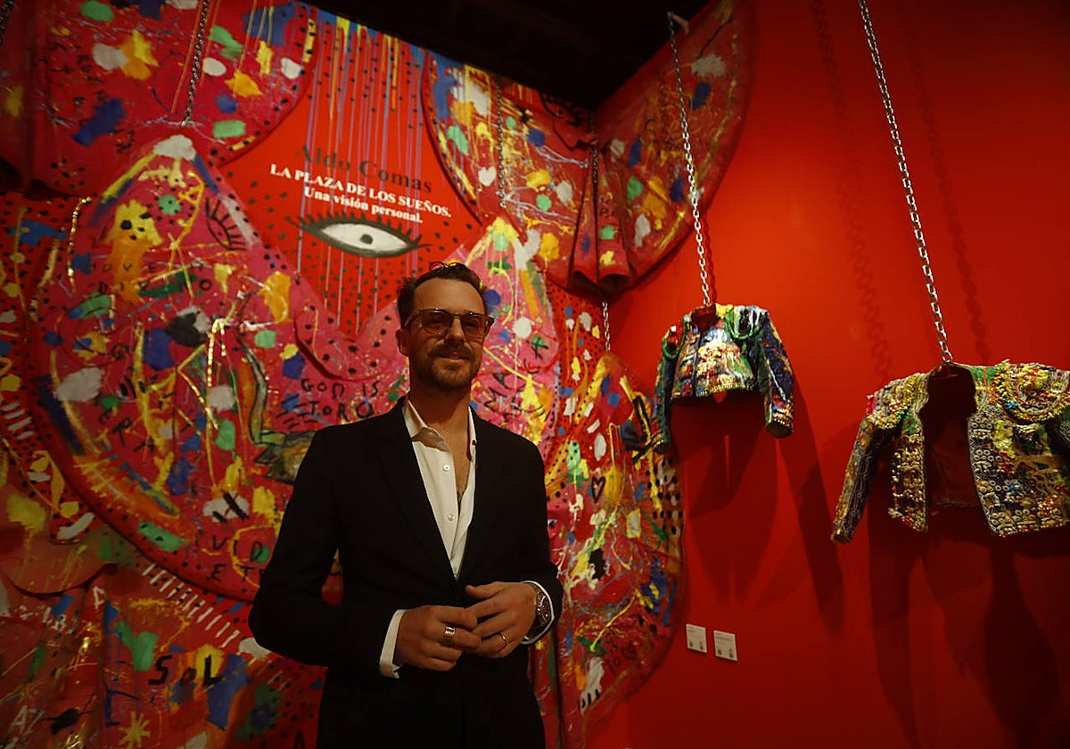 Aldo Comas, con algunas de las obras de su exposición en Córdoba