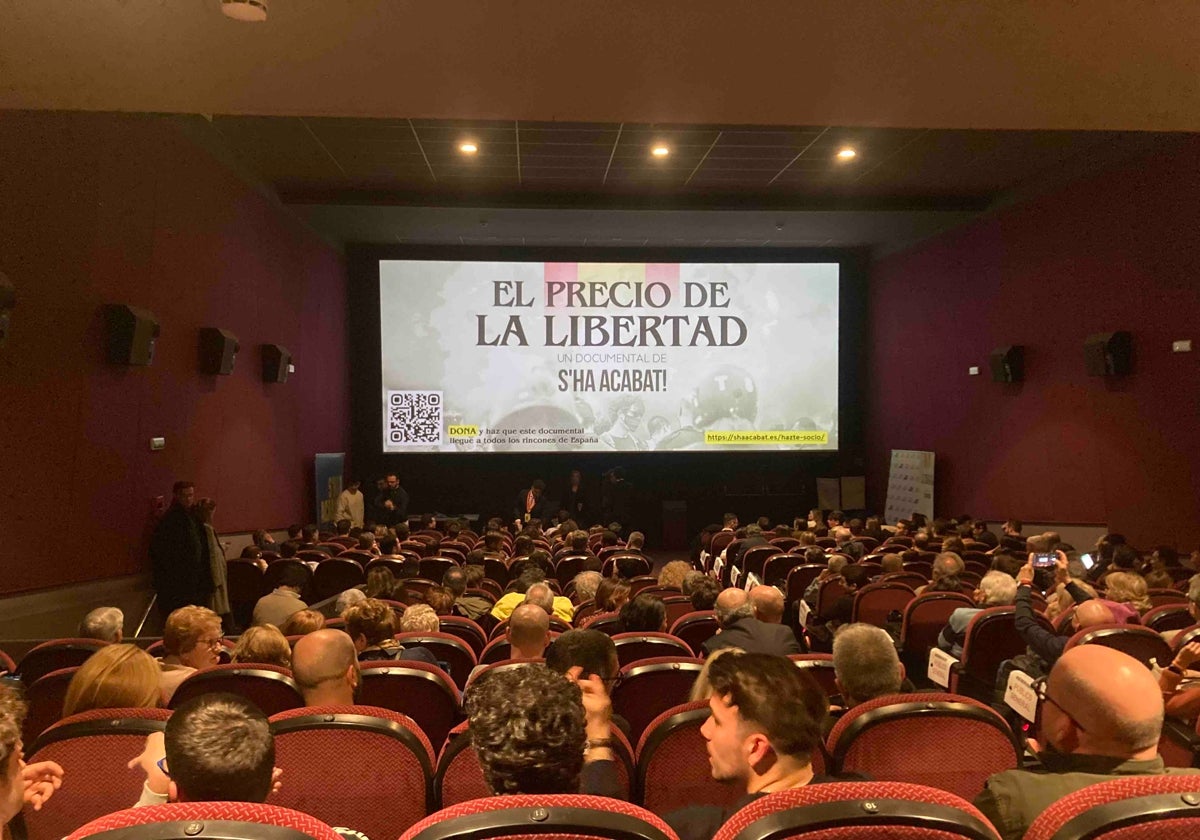 Momentos antes de visionar el documental de la entidad juvenil en la sala de cine de Barcelona