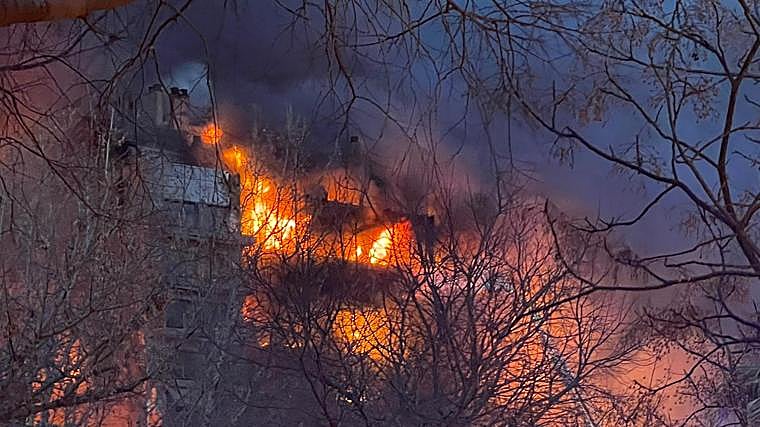 Desalojados los edificios colindantes al que ha ardido en Valencia