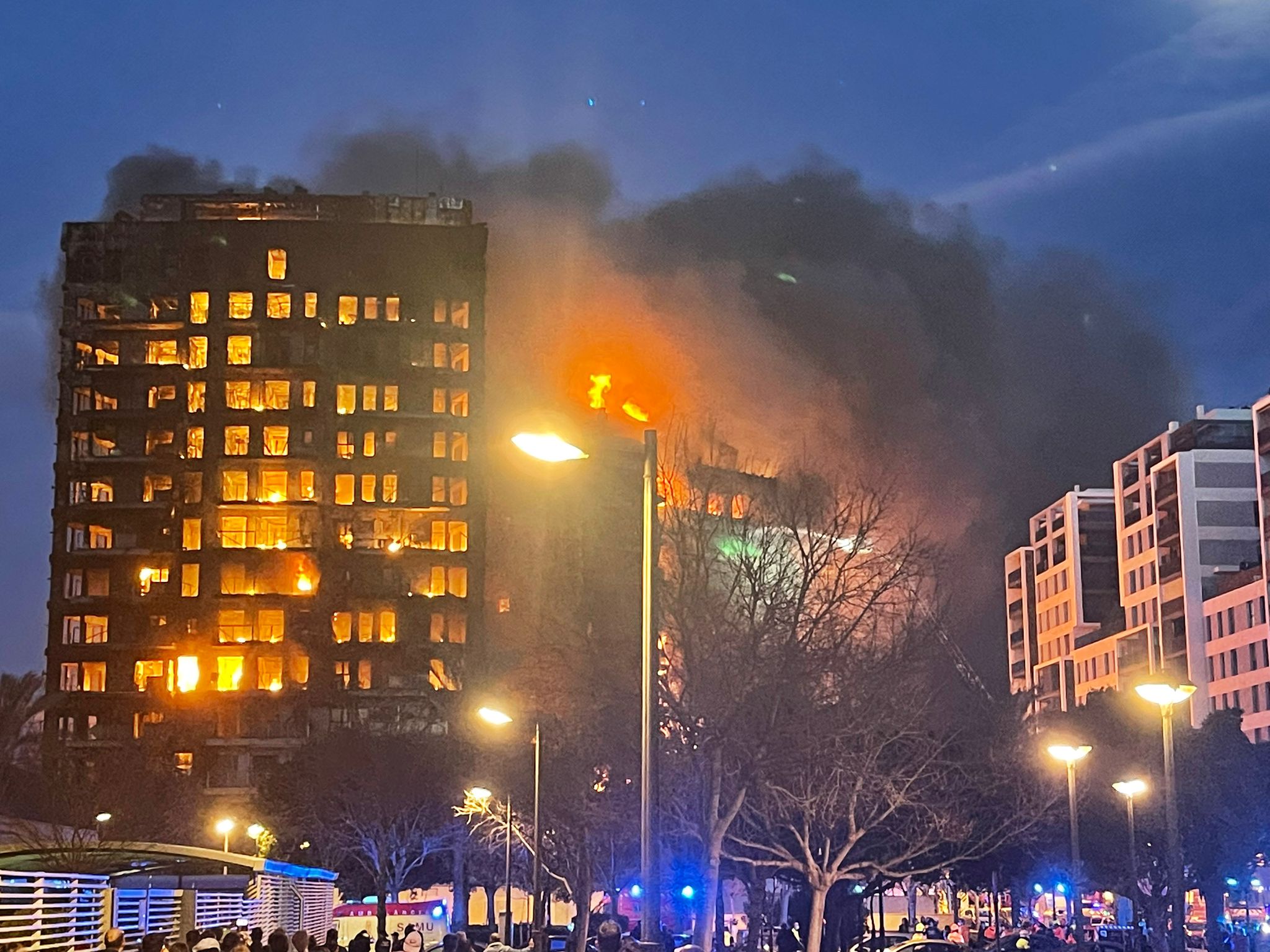 El incendio que devora un edificio de 14 plantas en Valencia, en imágenes