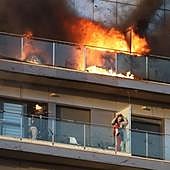 Piden a los atrapados que coloquen trapos y toallas bajo las puertas para evitar que entre el humo