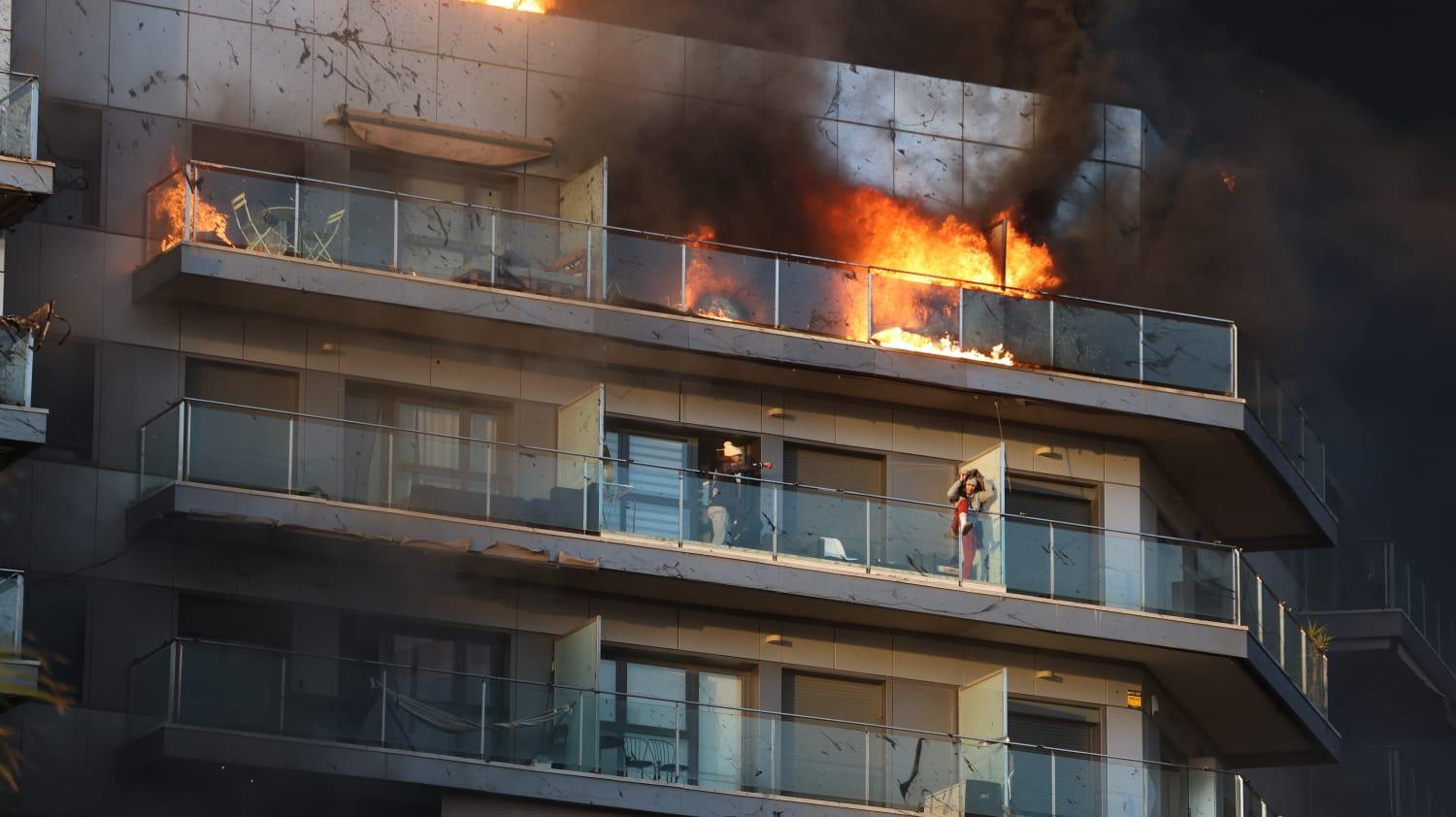 El incendio que devora un edificio de 14 plantas en Valencia, en imágenes