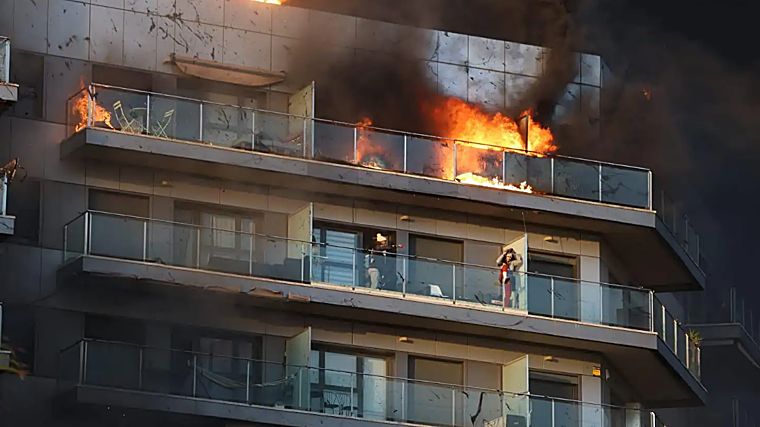 Testigos del incendio en el edificio de Valencia: «Ha sido un infierno, la gente pedía auxilio en los balcones»