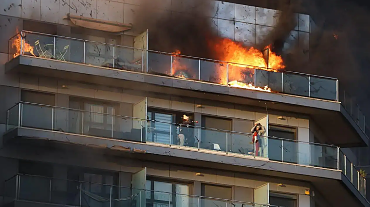 Los dos atrapados en el balcón del incendio de Valencia, rescatados por los bomberos