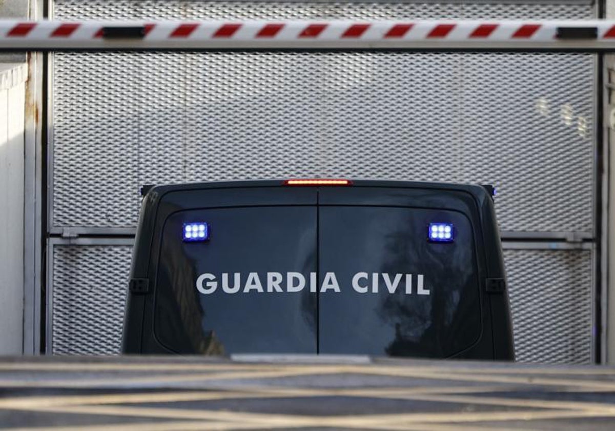 El furgón de la Guardia Civil que transporta a los investigados