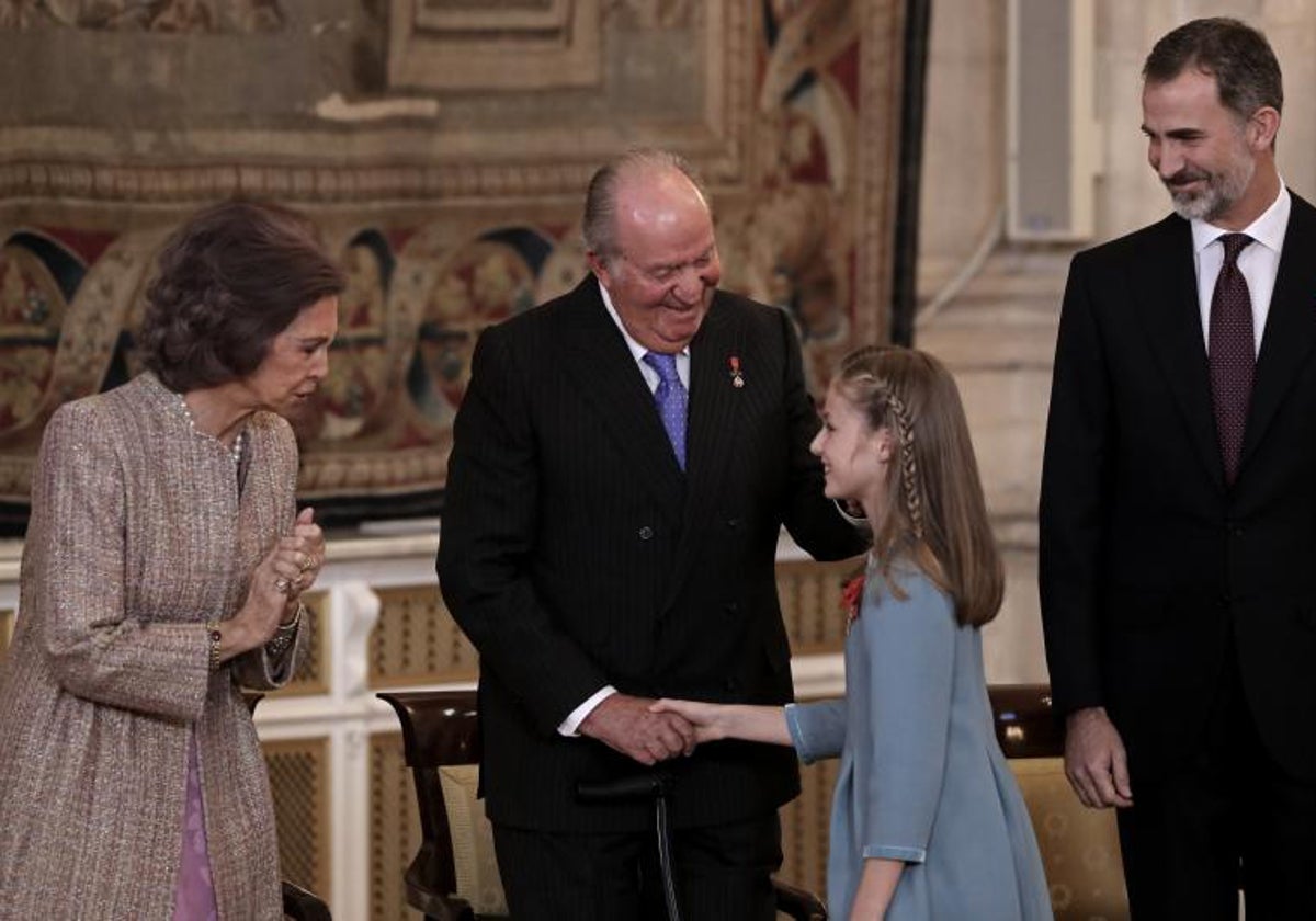 El Rey Felipe VI, Juan Carlos I y la Reina Sofía en el cumpleaños en 2018 de la Princesa Leonor