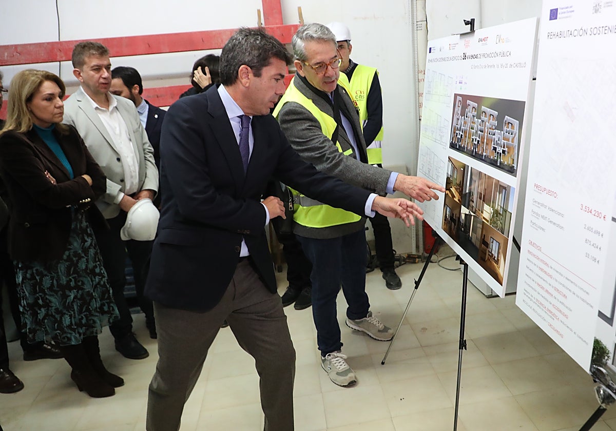 Imagen del presidente de la Generalitat, Carlos Mazón, durante su visita a Castellón