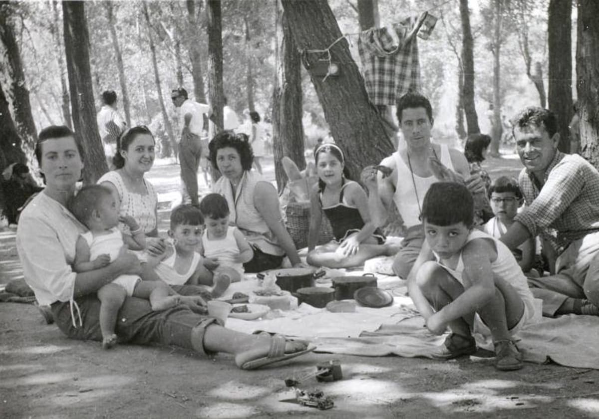 Familias madrileñas, merendando en la Casa de Campo en los años 60