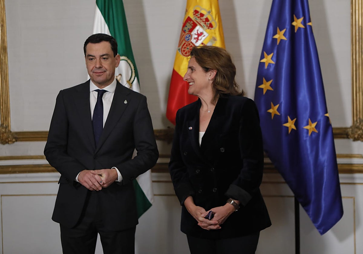 El presidente andaluz, Juanma Moreno, y la ministra para la Transición Ecológica, Teresa Ribera, este jueves en el palacio de San Telmo de Sevilla