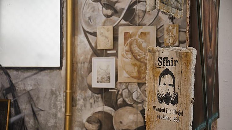 Autorretrato del creador y su lema