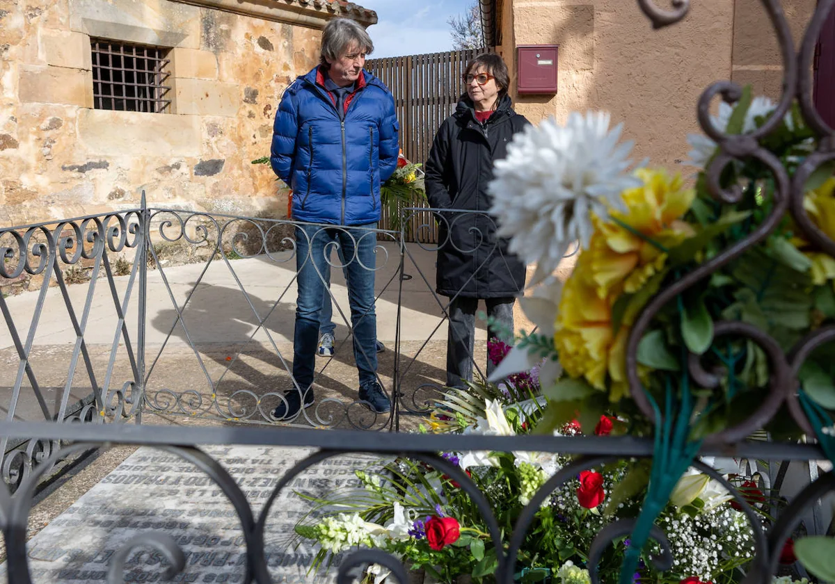 El alclade de Soria, Carlos Martínez y la concejala de Cultura, Gloria Gonzalo, realizan una ofrenda floral en la tumba de Leonor y Odón Alonso