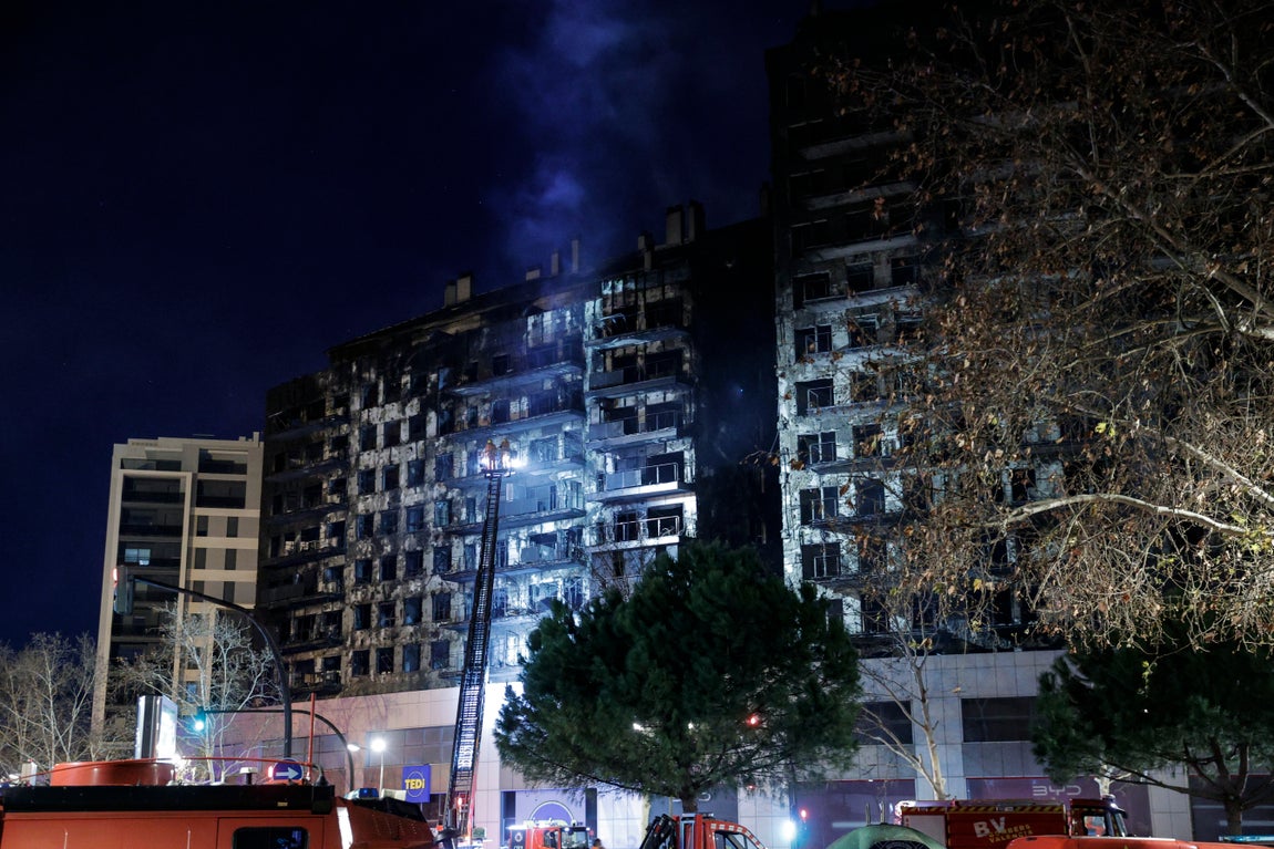 Los bomberos continúan inspeccionando la fachada desde primera hora de la mañana