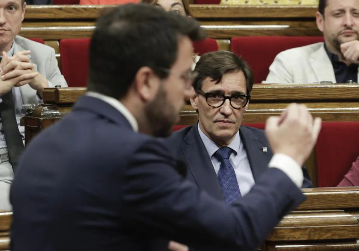 Aragonès, en el Parlament, con Illa en segundo plano