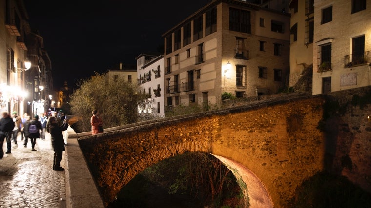 Detalle de la iluminación de la Carrera del Darro