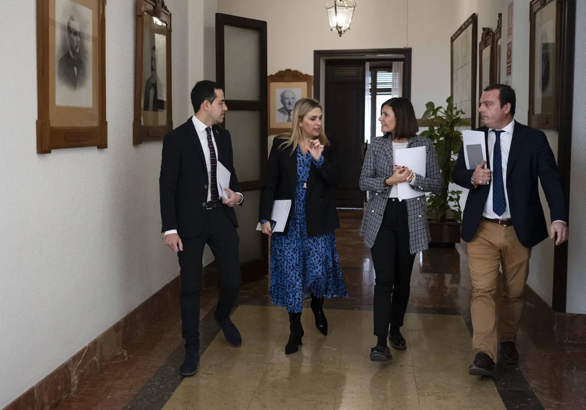 Imagen de Marta Barrachina junto con los vicepresidentes de la Diputación