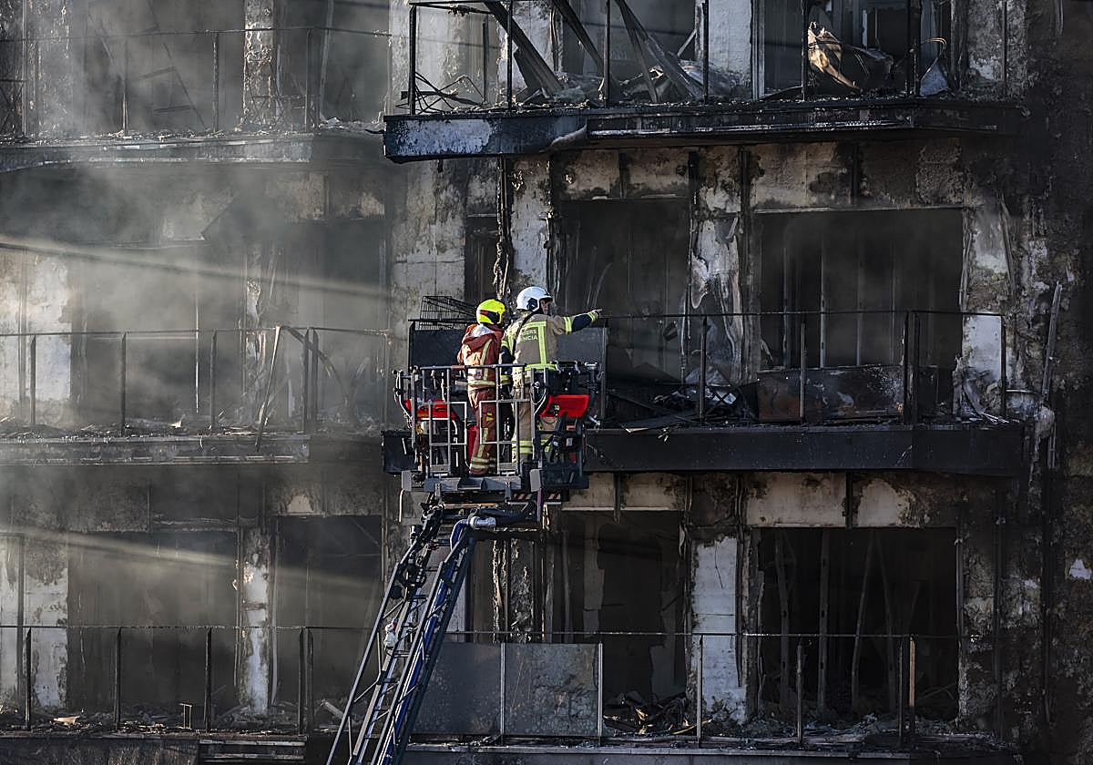 Los bomberos trabajando en las labores de extinción del incendio de Valencia