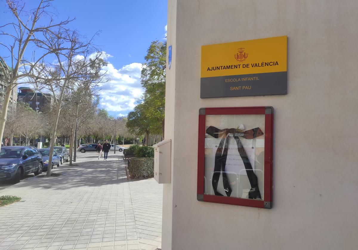 Crespón negro en la puerta de la escuela