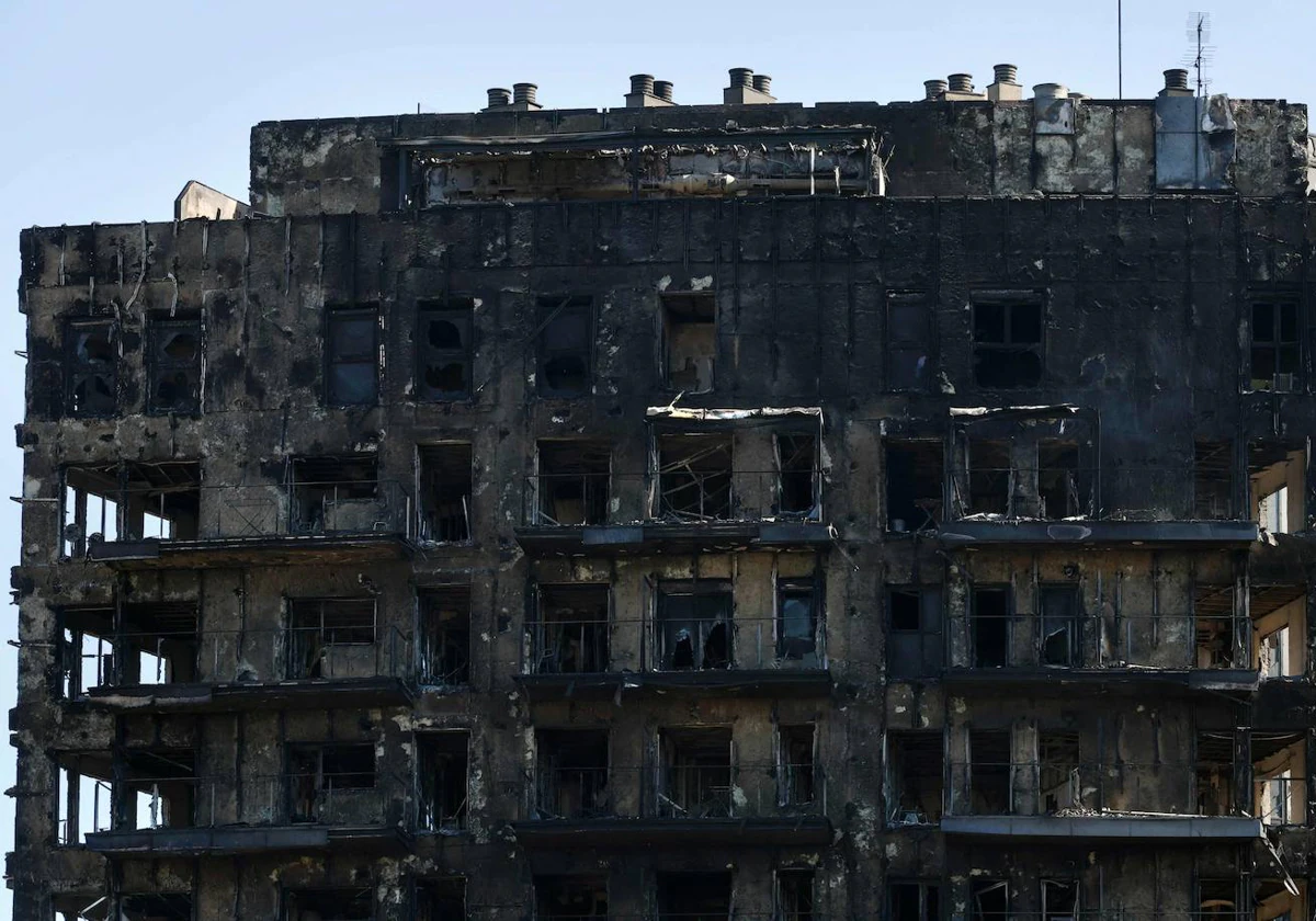 Imagen del edificio de Valencia con fachada con poliuretano que fue calcinado por las llamas