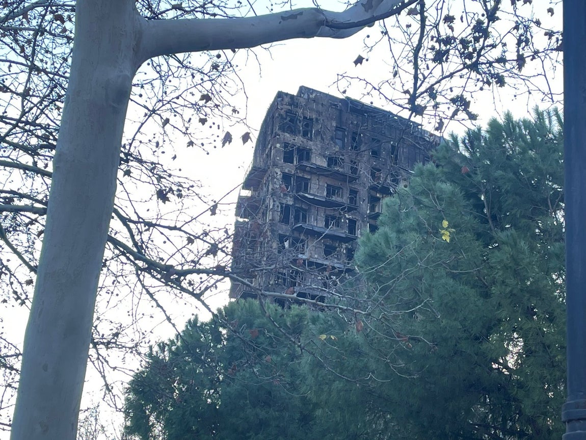 Uno de los edificios afectados por el fuego totalmente calcinado