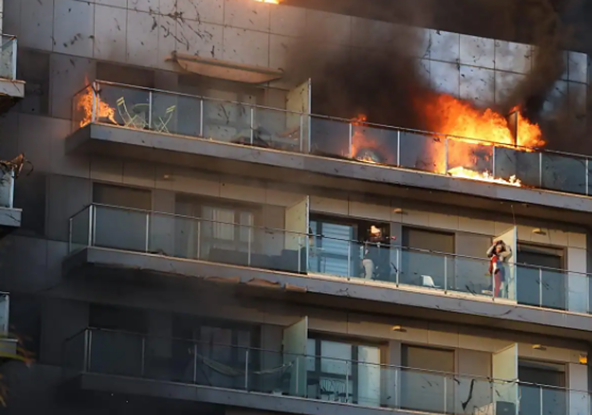 Vídeo: Los treinta minutos en los que el fuego devoró el edificio