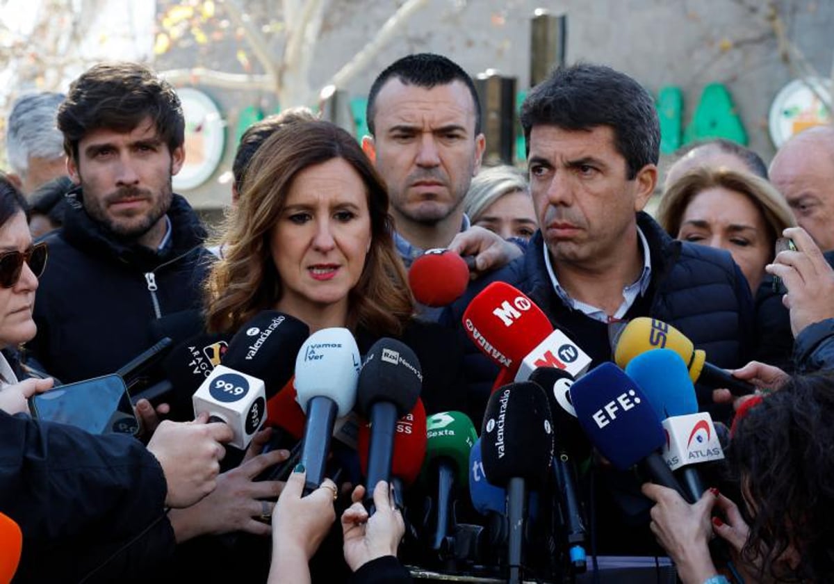 Imagen del presidente de la Generalitat Valenciana, Carlos Mazón, y la alcaldesa de Valencia, María José Catalá, junto al edificio incenciado en Campanar