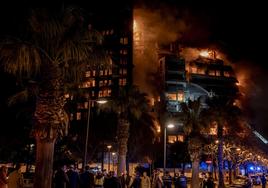 La familia fallecida en el incendio de Valencia se encerró en el baño para aislarse de las llamas y pidió ayuda a sus allegados por teléfono