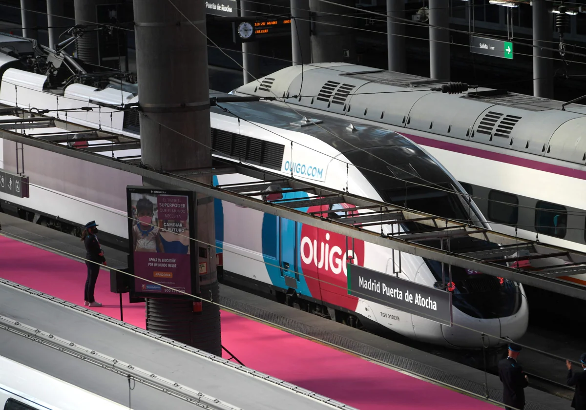 Un tren de Ouigo, característico por su doble planta, en la estación de Atocha en Madrid