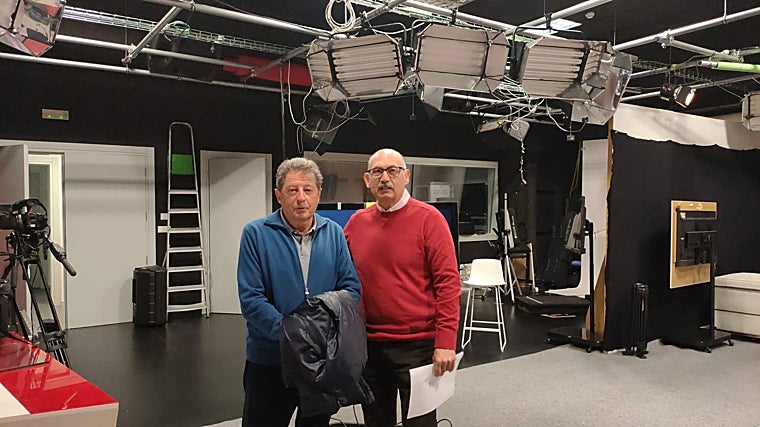 Eugenio Luján con Pablo de Unamuno, a la izquierda, en la grabación del vídeo conmemorativo por el nombramiento de su abuelo como doctor honoris causa