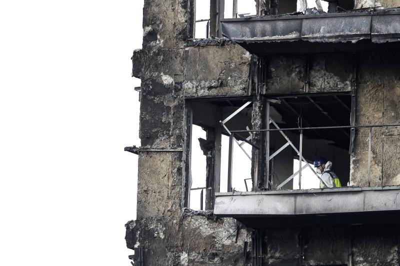 La Policía Científica inspeccionando una de las viviendas del edificio incendiado del barrio de Campanar, en Valencia