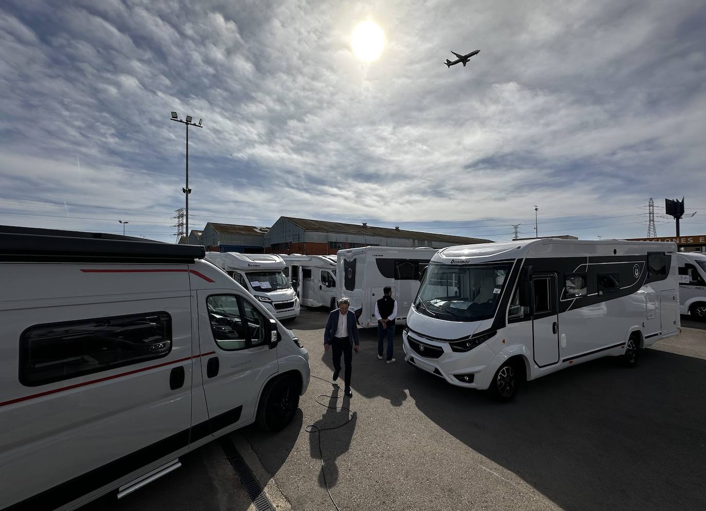 Imagen de la flota de autocaravanas y cámperes de AC-LLAR, en Valencia