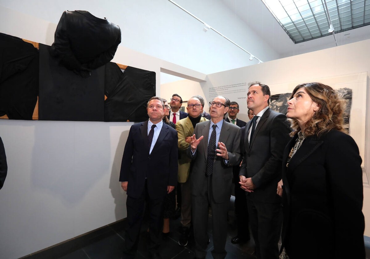 Rafael Canogar junto a García-Page y el alcalde de Toledo durante la apertura de su exposición