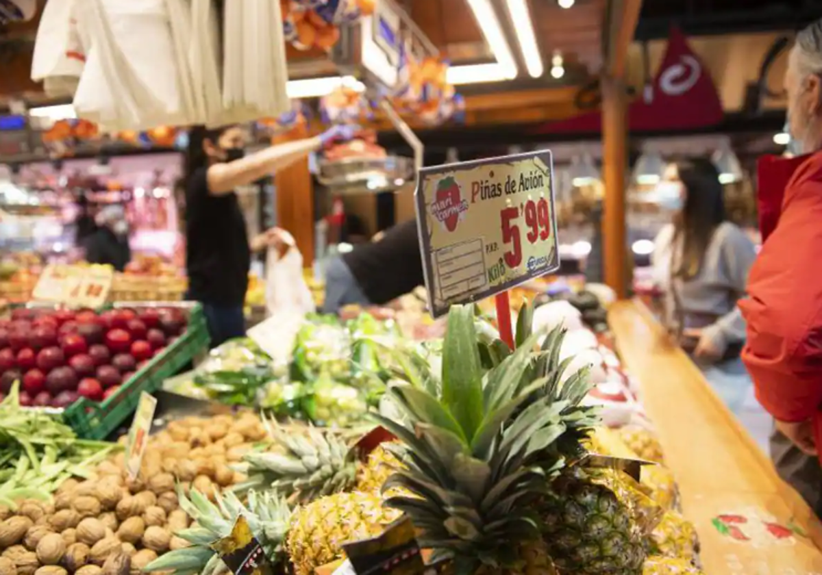 Cartel de precios en la fruta en un supermercado en España en foto de archivo