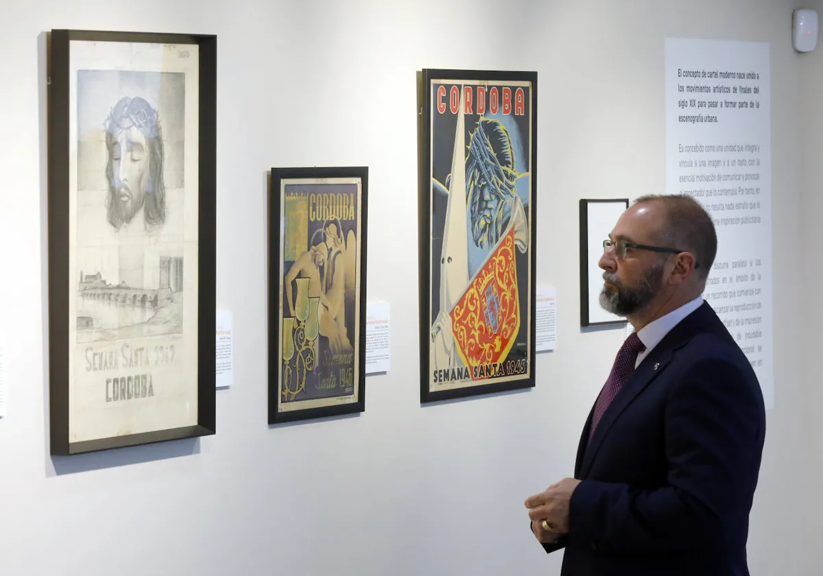 Algunos de los carteles más antiguos de la Semana Santa de Córdoba, expuestos en el centro cultural José Luis García Palacios, este sábado