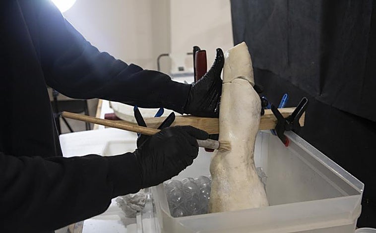 Imagen principal - El restaurador Miguel Ángel Navarro y la pieza de Yolao y la hidra durante su proceso de restauración