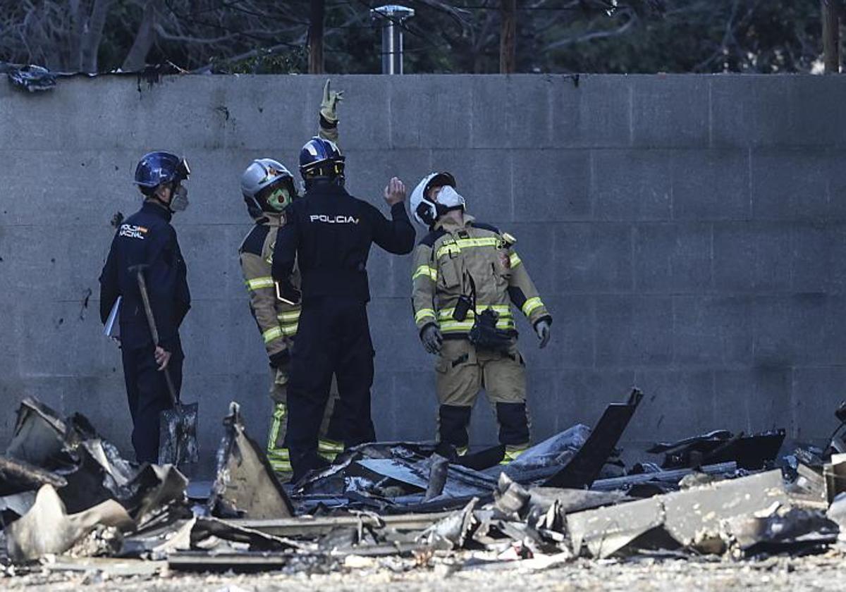 Policía científica halla a un décimo muerto en el esqueleto de uno de los edificios calcinads por el incendio de Valencia