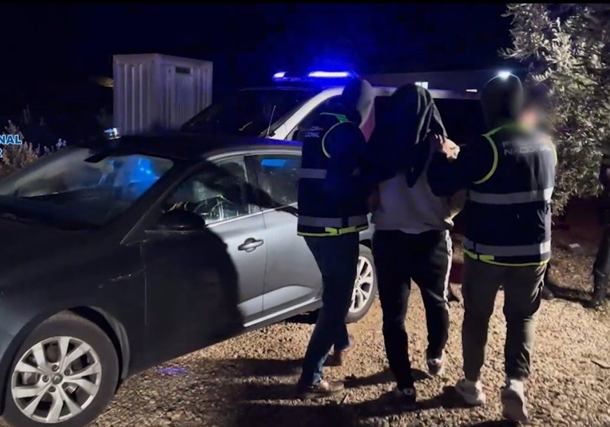 Momento de la detención del supuesto yihadista en Níjar
