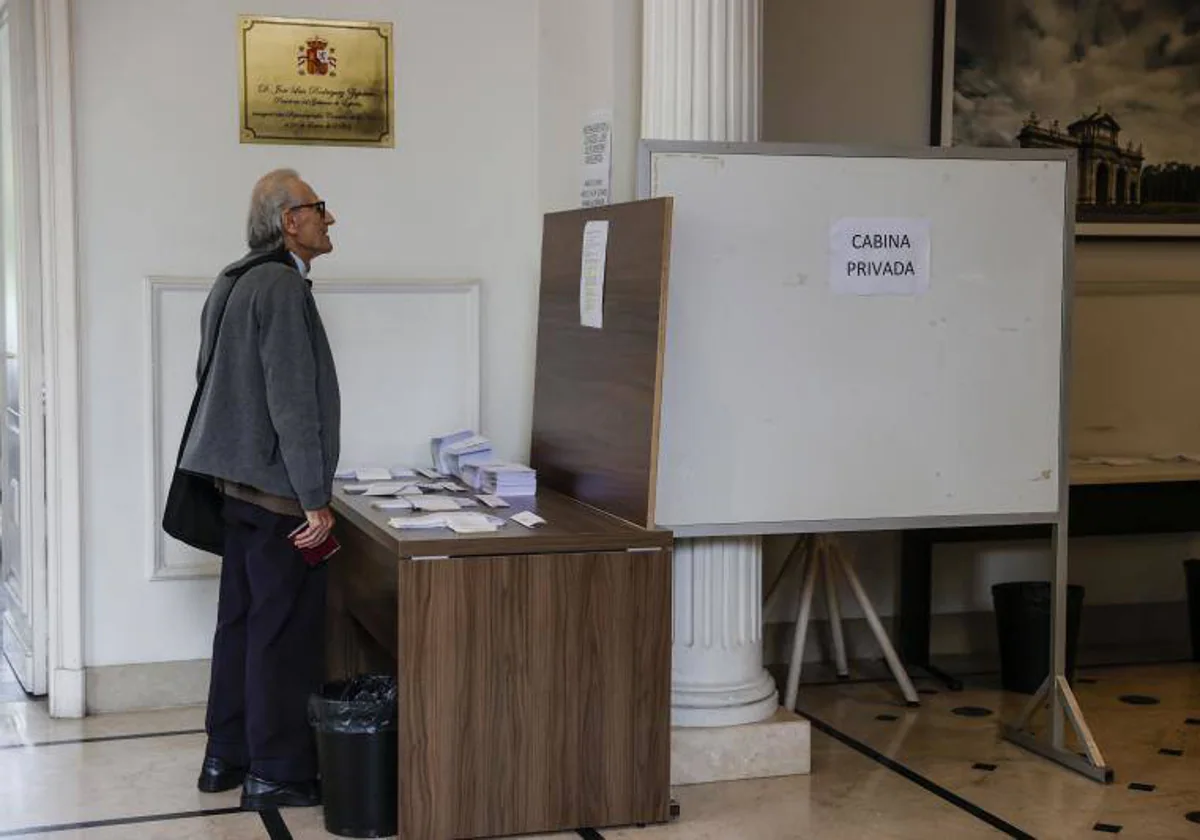 Un elector gallego, antes de votar en Brasil, el pasado 15 de abril